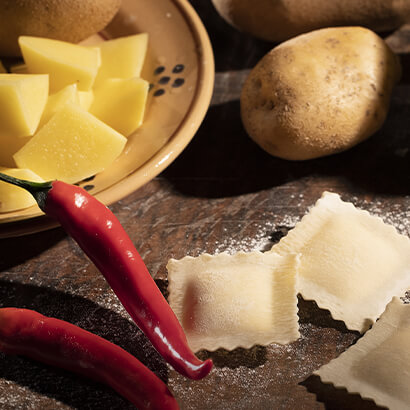 Ravioli ripieni di patate della sila, peperoni e peperoncini